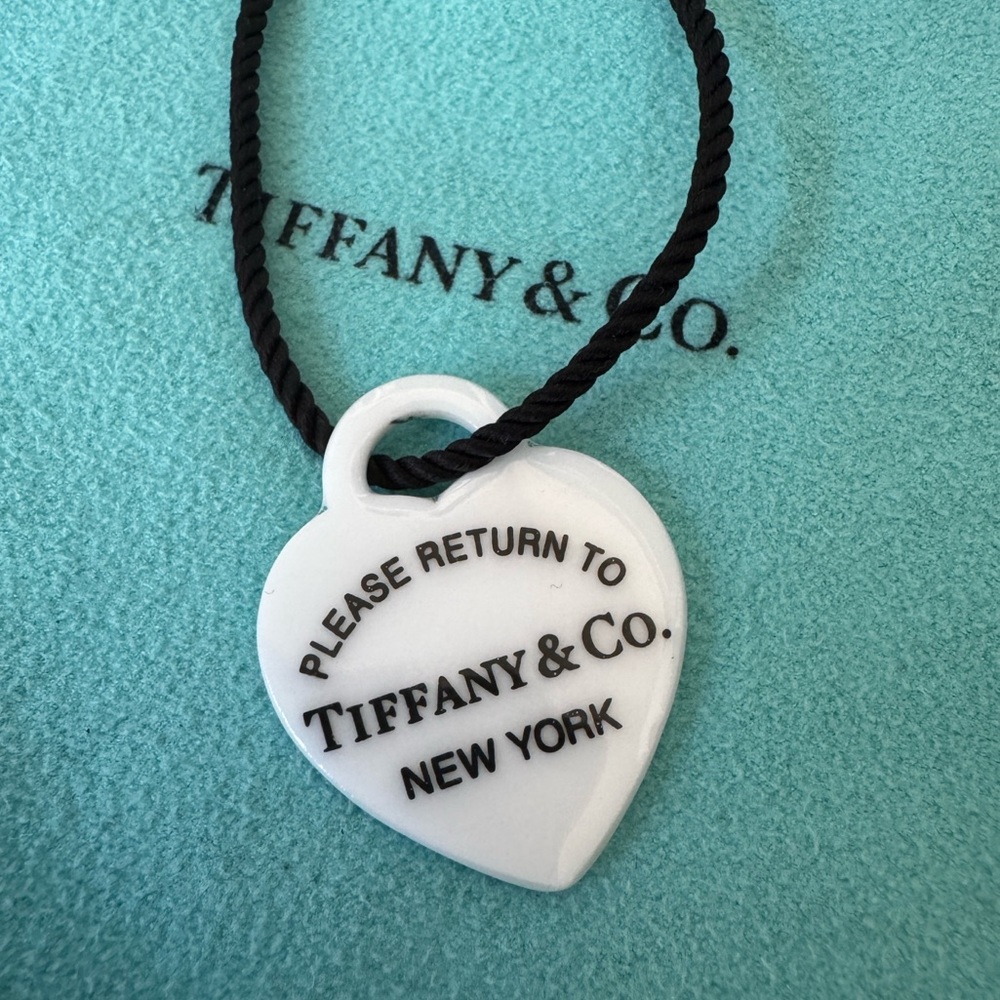 Tiffany & Co Return To Heart White 
Bone China Necklace 18” Adjustable